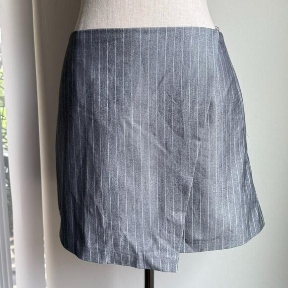 Emerson Lane Gray Pinstripe Skort Wrap Front Pull-On Women’s M - Picture 2 of 7